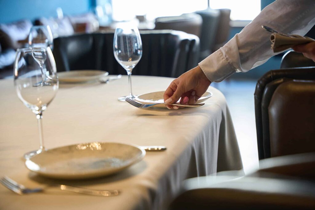restaurant setting table