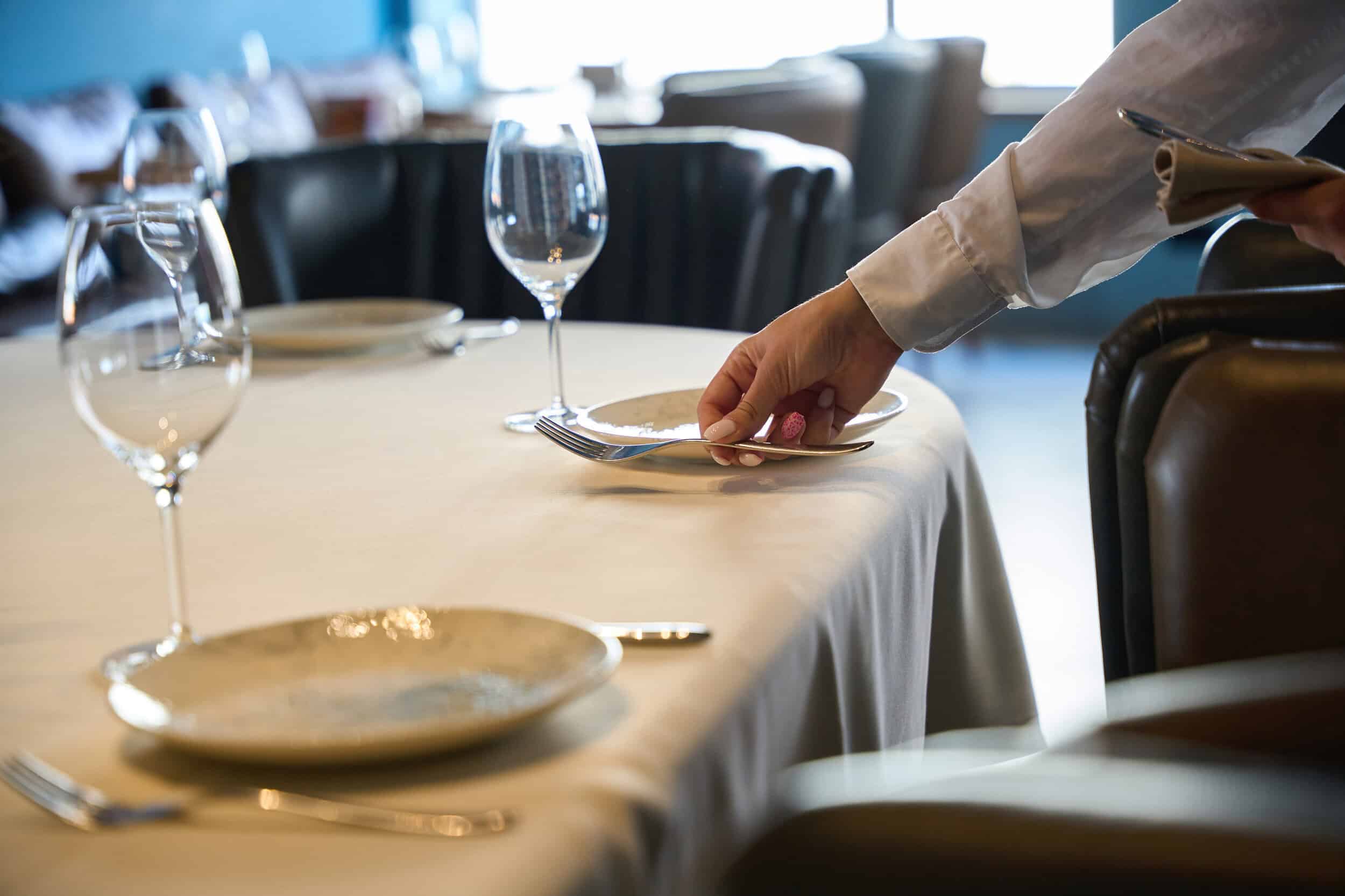 restaurant setting table